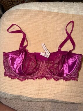 NWOT Victoria’s Secret Dream Angels Demi 34D Pushup Underwire Bra